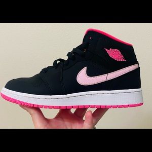 Air Force one 5Y I wear a women’s 6.5 euc black and pink